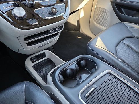 Used 2024 Chrysler Pacifica Touring-L image 25