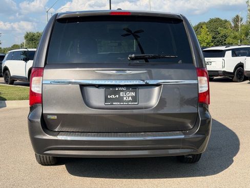 Used 2015 Chrysler Town & Country Touring FWD image 4