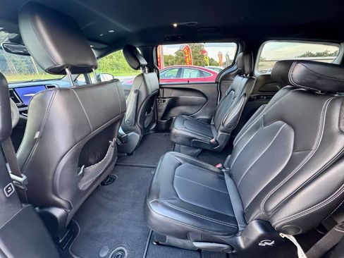 Used 2025 Chrysler Voyager LX FWD image 9