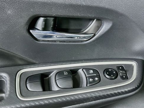 Used 2025 Nissan Versa SR FWD image 15