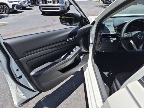 Used 2025 Nissan Altima 2.5 SV AWD/4WD image 11