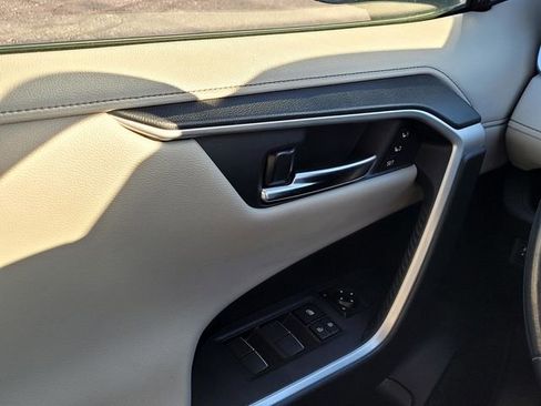 Used 2019 Toyota RAV4 Limited image 32