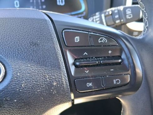 Used 2023 Hyundai Venue Limited image 18