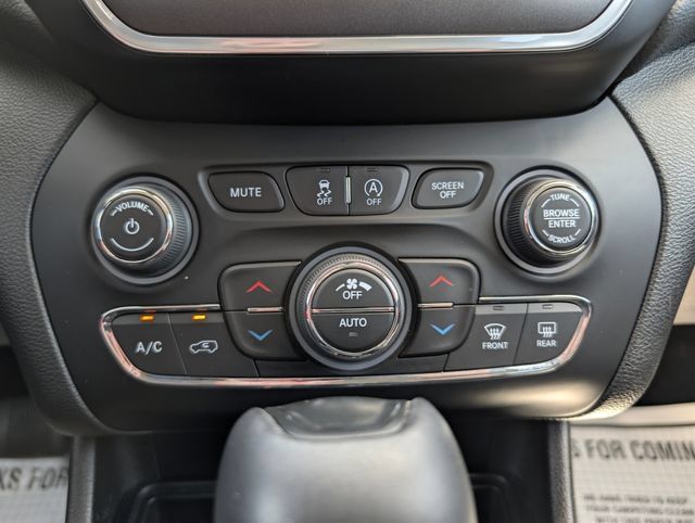 Used 2021 Jeep Cherokee Trailhawk w/ Comfort/Convenience Group AWD/4WD image 24