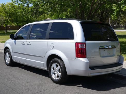 Used 2010 Dodge Grand Caravan SXT FWD image 5