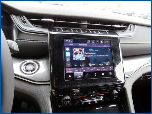 Used 2023 Jeep Grand Cherokee Laredo w/ Luxury Tech Group I AWD/4WD image 14