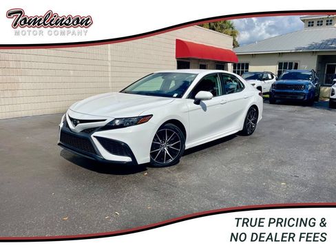 Used 2022 Toyota Camry SE FWD image 1
