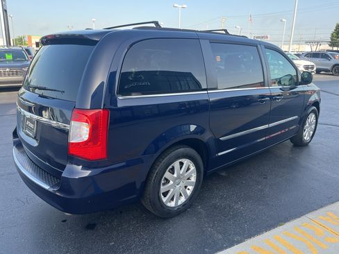 Used 2016 Chrysler Town & Country Touring FWD image 7