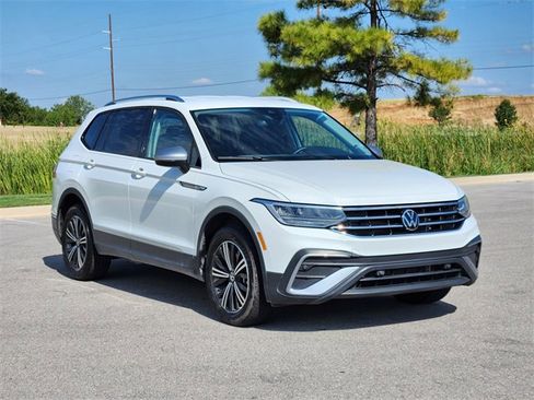 Used 2024 Volkswagen Tiguan SE image 3