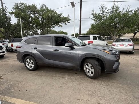 Certified 2025 Toyota Highlander LE image 4