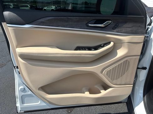 Used 2025 Jeep Grand Cherokee L Limited RWD image 7