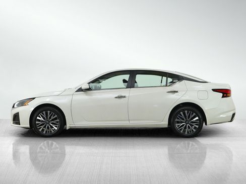 Used 2023 Nissan Altima 2.5 SV w/ SV Premium Package AWD/4WD image 2