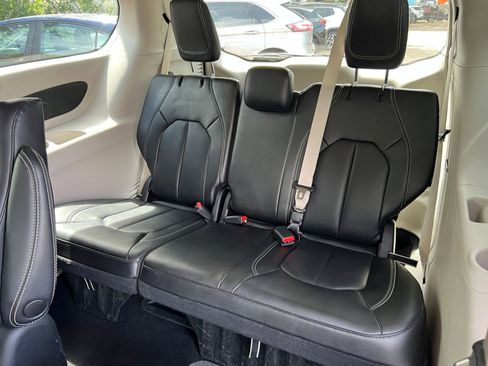 Used 2023 Chrysler Pacifica Touring-L FWD image 35