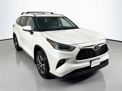 Used 2021 Toyota Highlander XLE AWD/4WD image 7