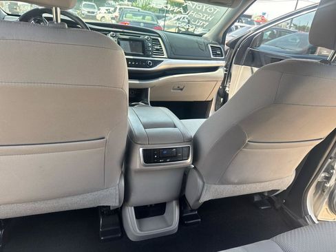 Used 2017 Toyota Highlander LE FWD image 30
