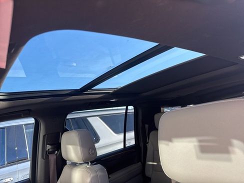 Used 2022 Chevrolet Suburban LT w/ Luxury Package image 8