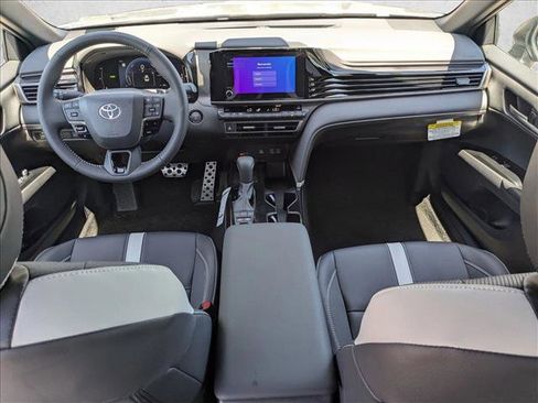 Used 2025 Toyota Camry SE image 13