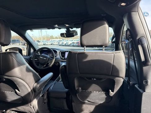 Used 2025 Chrysler Pacifica Limited FWD image 29
