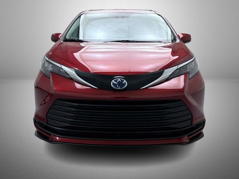 Used 2024 Toyota Sienna LE image 2