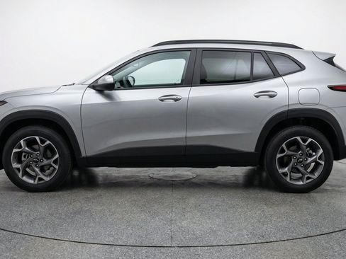 Used 2025 Chevrolet Trax LT w/ LT Convenience Package FWD image 5