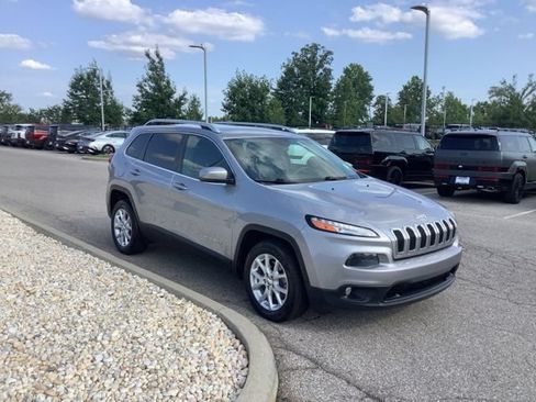 Used 2017 Jeep Cherokee Latitude w/ Safety/Convenience Group FWD image 7