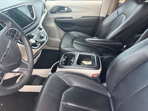 Used 2023 Chrysler Pacifica Touring-L FWD image 21