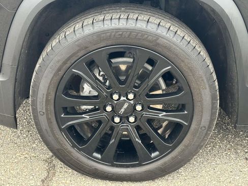 Used 2023 GMC Acadia SLT w/ Elevation Edition image 9