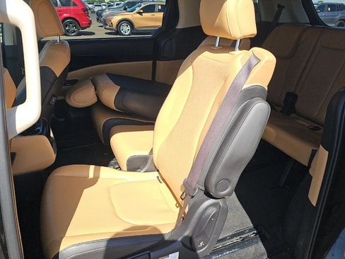 Used 2022 Kia Carnival EX FWD image 17