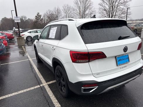 Used 2023 Volkswagen Taos SE w/ Panoramic Sunroof Package image 6