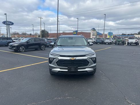 Used 2025 Chevrolet TrailBlazer LT image 2