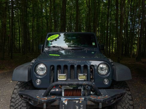 Used 2017 Jeep Wrangler Rubicon AWD/4WD image 2