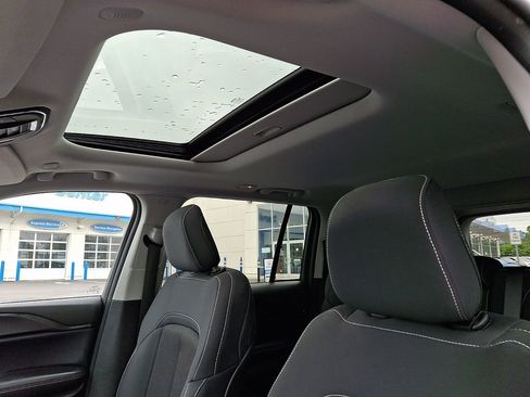 Used 2023 Jeep Grand Cherokee Laredo w/ Luxury Tech Group I AWD/4WD image 17