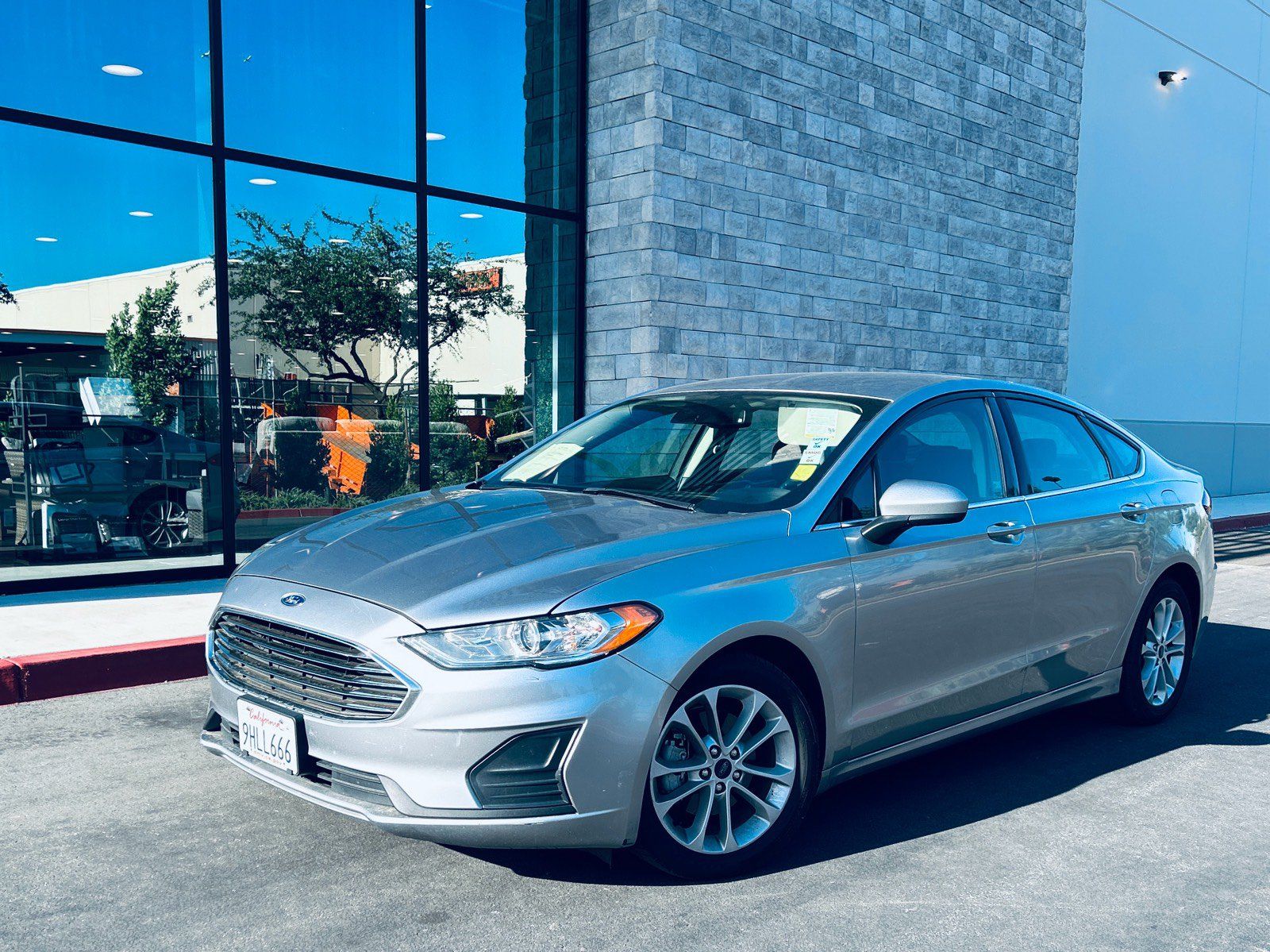 Used 2020 Ford Fusion SE FWD image 1
