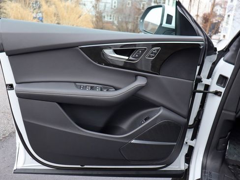 Used 2025 Audi Q8 Prestige w/ Prestige Package image 23