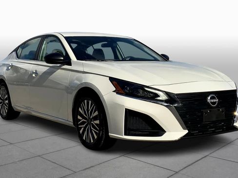 Used 2025 Nissan Altima 2.5 SV image 3