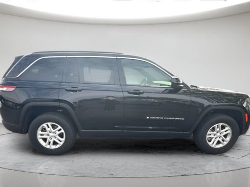Used 2025 Jeep Grand Cherokee Laredo AWD/4WD image 2