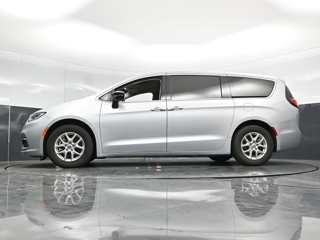 Used 2024 Chrysler Pacifica Touring-L FWD image 56