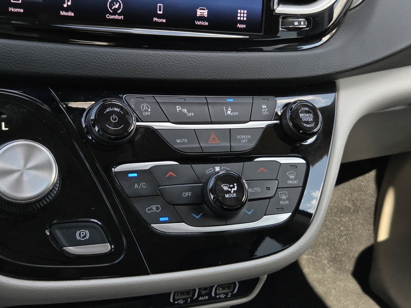 Used 2023 Chrysler Pacifica Touring-L FWD image 17