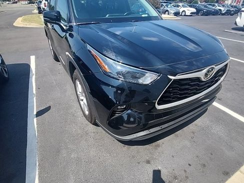 Used 2023 Toyota Highlander LE FWD image 11