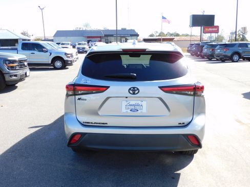 Used 2023 Toyota Highlander XLE image 5