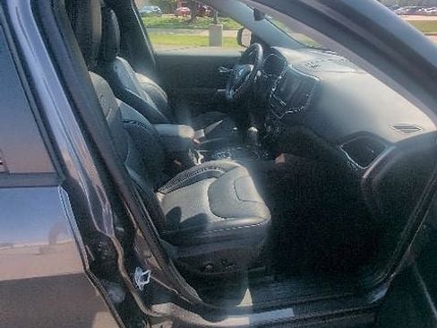 Used 2022 Jeep Cherokee Limited AWD/4WD image 3