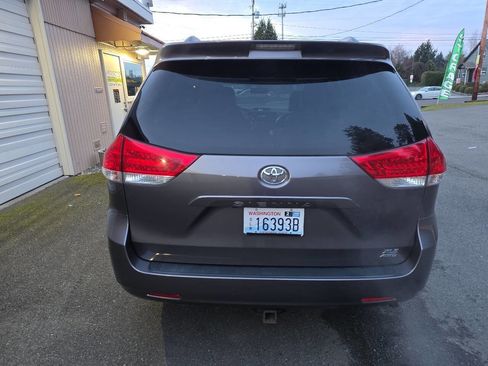Used 2012 Toyota Sienna XLE image 5