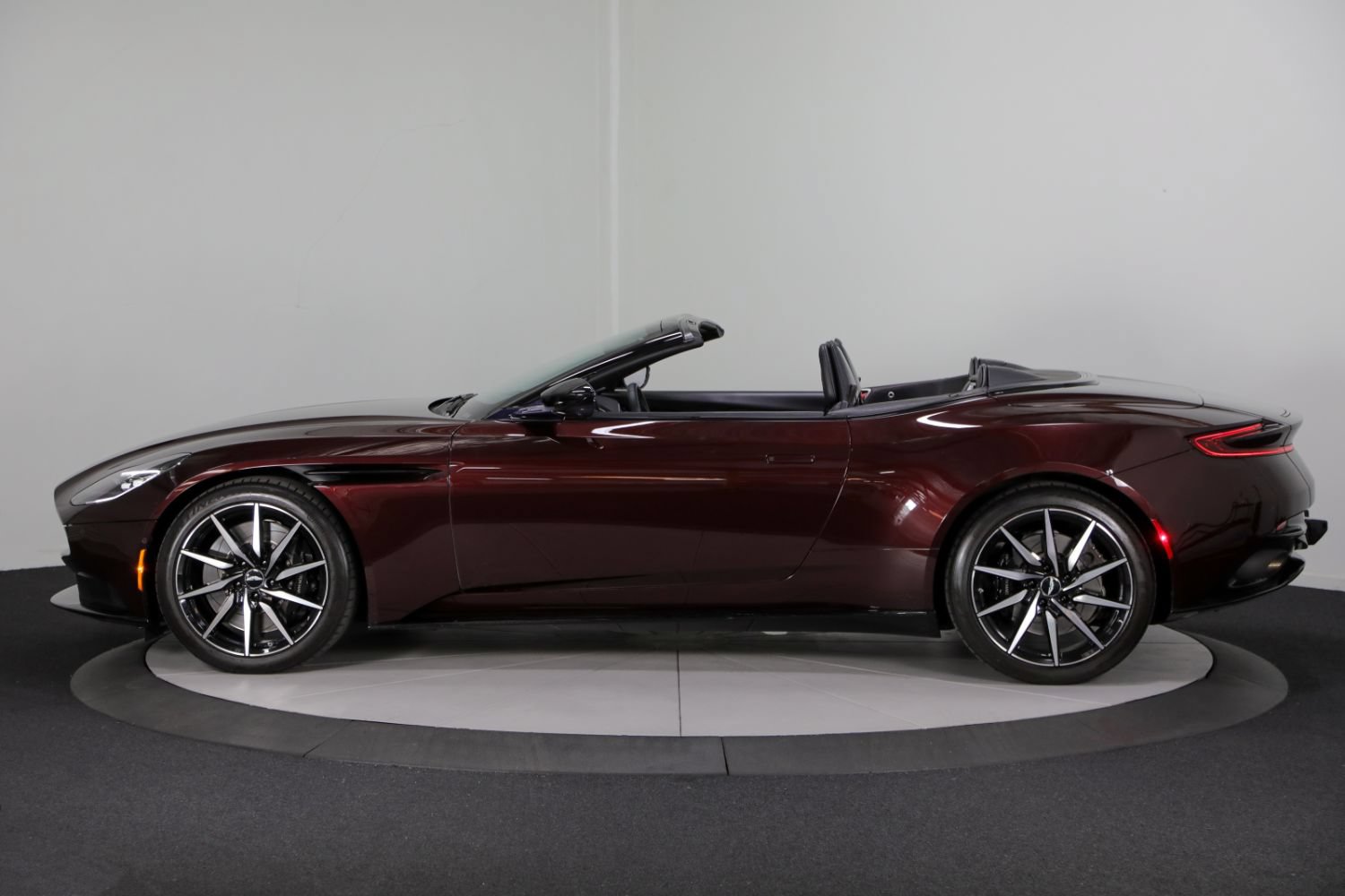 Used 2019 Aston Martin DB11 Volante RWD image 6