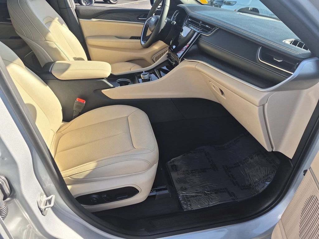 Certified 2025 Jeep Grand Cherokee Limited w/ Luxury Tech Group II AWD/4WD image 35
