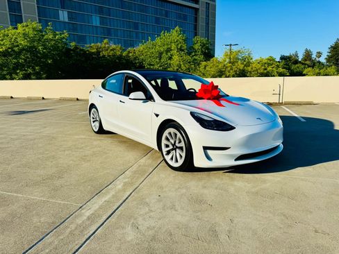 Used 2021 Tesla Model 3 Standard Range Plus RWD image 1