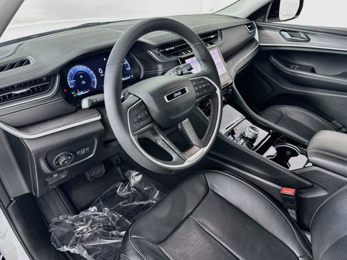 Used 2023 Jeep Grand Cherokee Limited w/ Luxury Tech Group II AWD/4WD image 9