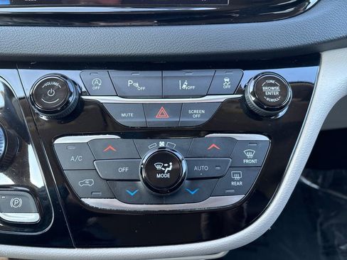 Used 2023 Chrysler Pacifica Touring-L image 22