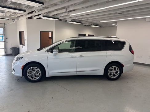 Used 2021 Chrysler Pacifica Limited w/ Premium & Safety Sphere Group AWD/4WD image 5