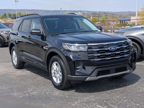 New 2026 Ford Explorer Active RWD image 2