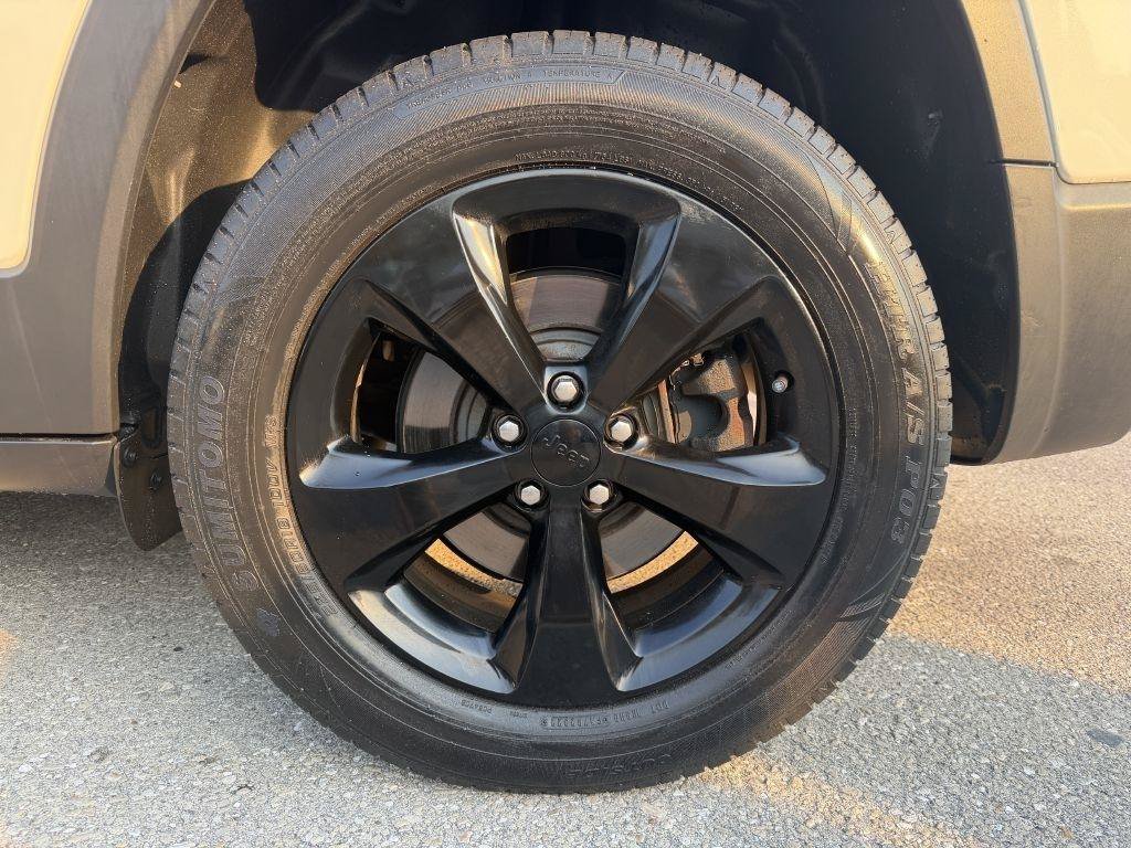 Used 2019 Jeep Cherokee Latitude Plus AWD/4WD image 17